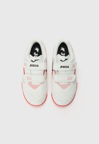 Hvite sportssko med rosa detaljer, med en teksturert overdel, to borrelåsstropper og en rød gummisåle. Joma-logo på siden.