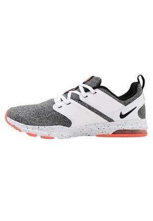 Grå og hvide Nike-sneakers med hvide snørebånd, spættet hvid sål, orange accenter og sort Nike swoosh på siden.