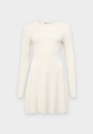 Vestido de mangas longas em tecido ribbed bege claro. Corpo ajustado com saia rodada. Decote arredondado e design simples. Textura suave.