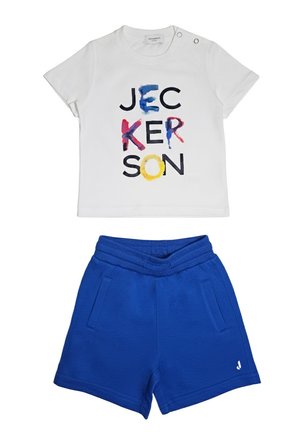 Maglietta bianca a maniche corte per bambini con lettere colorate "JECKERSON" e pantaloncini blu con elastico in vita, tasche laterali e piccolo logo.