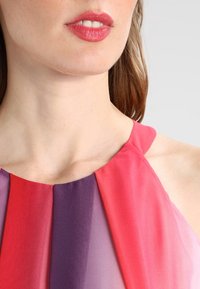 Robe sans manches avec un dégradé de teintes rose et violet, dotée d'un tissu doux et fluide et d'un détail de col froncé.
