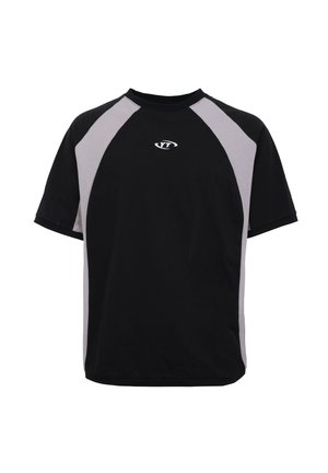 Czarna sportowa koszulka z krótkim rękawem, z szarymi panelami po bokach oraz małym białym logo "YT" na środku klatki piersiowej.