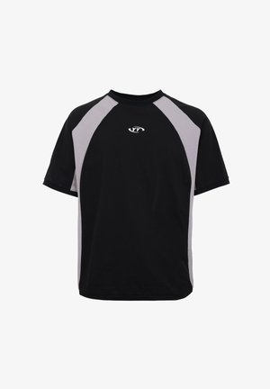 Maglietta sportiva nera a maniche corte con pannelli laterali grigi e un piccolo logo bianco "YT" al centro del petto.