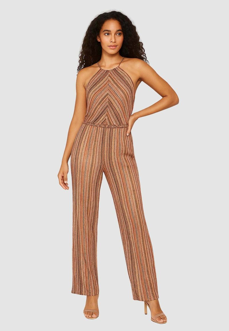Jumpsuit a righe marroni con scollatura a halter, gambe larghe e vita elastica. Il tessuto presenta linee verticali in diverse tonalità.