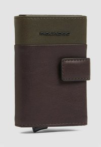 Portafoglio in pelle marrone con parte superiore in pelle verde, dotato di chiusura a scatto e logo impresso, texture liscia, forma rettangolare compatta.