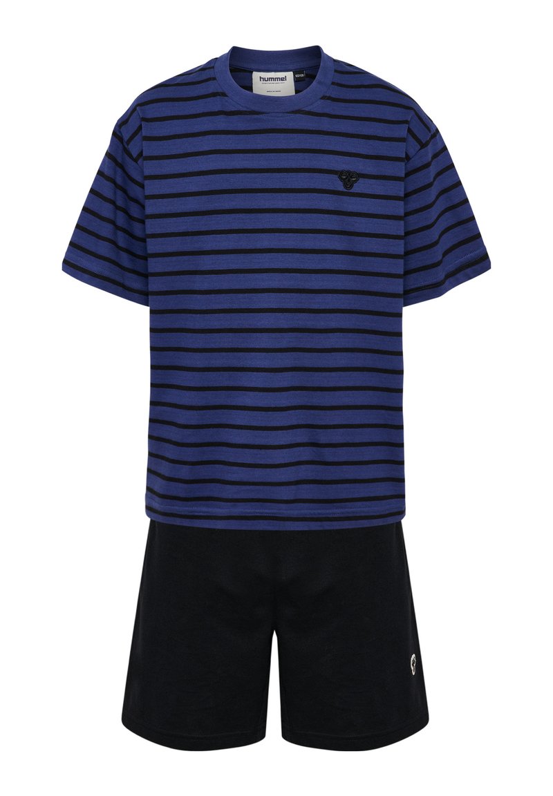 Blå og sort stribet t-shirt med rund halsudskæring og korte ærmer, parret med sorte shorts. Trøjen har et lille logo på brystet.