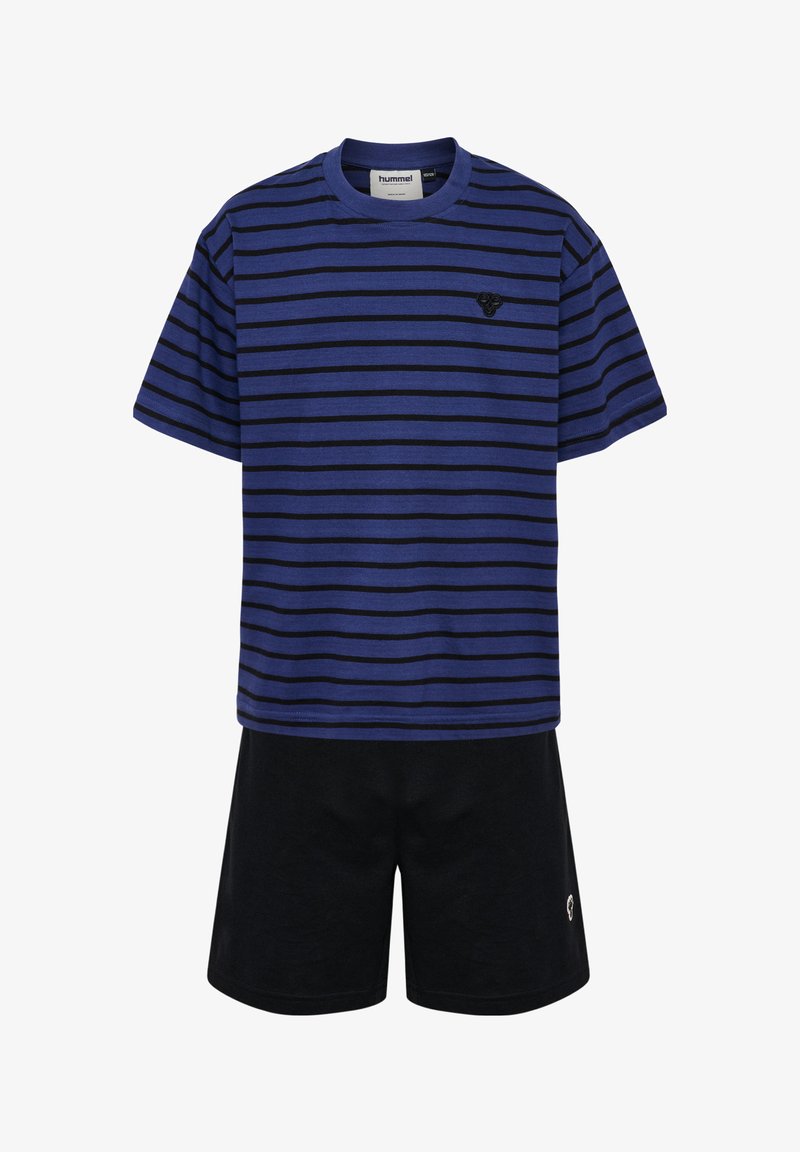 Blauw en zwart gestreept T-shirt met een ronde halslijn en korte mouwen, gecombineerd met zwarte shorts. Het shirt heeft een klein logo op de borst.
