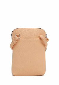 Pfirsichfarbene Leder-Umhängetasche mit strukturiertem Finish, einem Reißverschluss und verstellbarem Schultergurt. Mit silbernen Hardware-Akzenten.