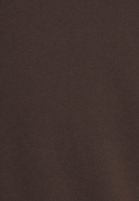 Tejido de punto elástico de color marrón oscuro con una textura suave. Color uniforme y costura consistente en toda la superficie, sin patrones ni diseños visibles.
