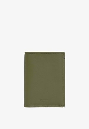 Portefeuille en cuir vert avec une texture lisse, design plié et coutures discrètes. Présente un logo en relief en bas. Pas d'accessoires supplémentaires.
