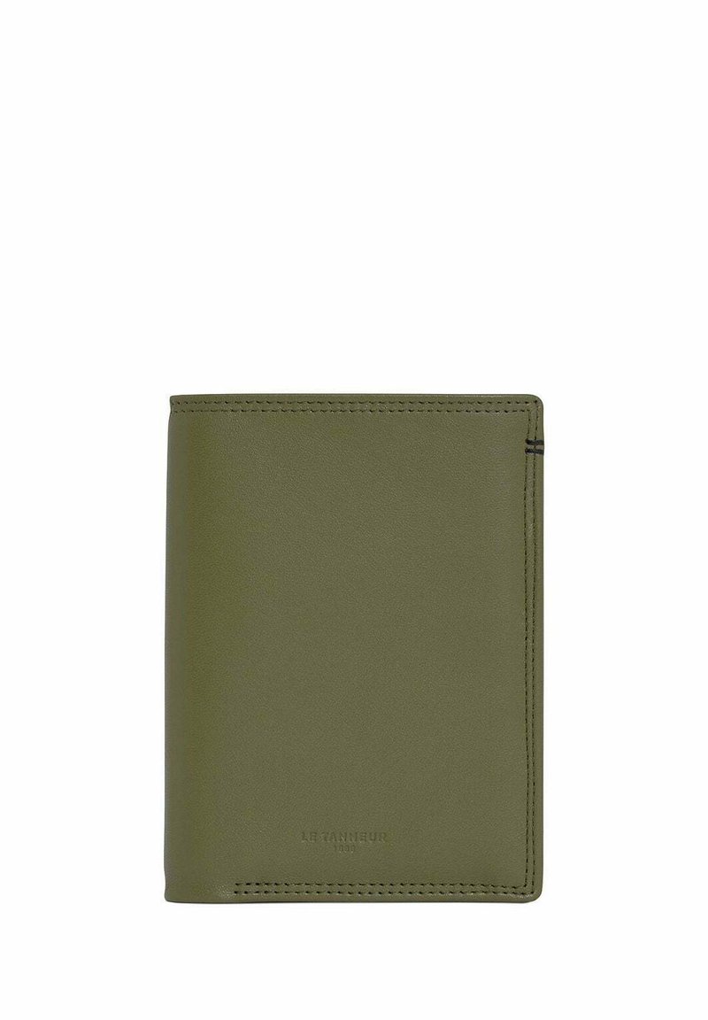 Billetera de cuero verde con una textura suave, diseño plegado y costuras sutiles. Presenta un logotipo elevado en la parte inferior. Sin hardware adicional.