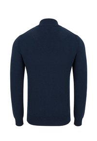 Granatowy sweter z dzianiny z kołnierzem, z długimi rękawami oraz prążkowanymi mankietami i dołem. Gładka faktura i dopasowany krój.