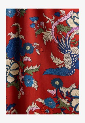 Punane kangas, millel on keerukad lillemustrid sinise, valge, roosa ja rohelise värviga, stiliseeritud lindude ja lehtede mustritega üle pinna.