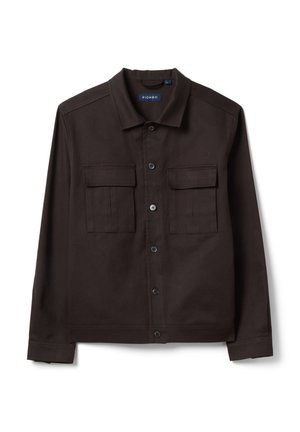 Giacca marrone scuro a maniche lunghe con chiusura a bottoni, due tasche con patta sul petto e colletto, distesa su uno sfondo bianco.