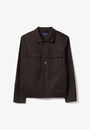 Giacca marrone scuro a maniche lunghe con chiusura a bottoni, due tasche con patta sul petto e colletto, distesa su uno sfondo bianco.