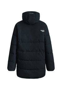 Chaqueta negra acolchada tipo puffer con capucha. Presenta paneles cosidos y un logo en el hombro. Fabricada en material sintético.