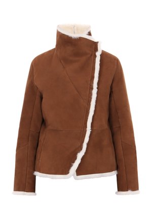 Veste en daim marron avec un col montant, ornée de contours en fourrure blanche le long de l'avant et des poignets. Design asymétrique avec des détails de couture visibles.
