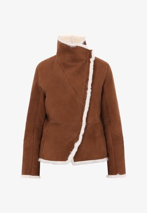 Rjava semiš jakna z visokim ovratnikom, ki ima bel ovčji krzneni rob ob sprednjem delu in manšetah. Asimetrična zasnova z vidnimi šivi.