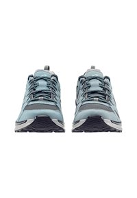 Ein Paar blaue und graue Wanderschuhe mit schwarzem gemustertem Sohlen, Vorderansicht auf weißem Hintergrund.