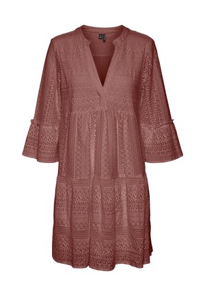 Robe en dentelle rose poudré avec manches évasées trois-quarts, décolleté en V profond et jupe à volants superposés.