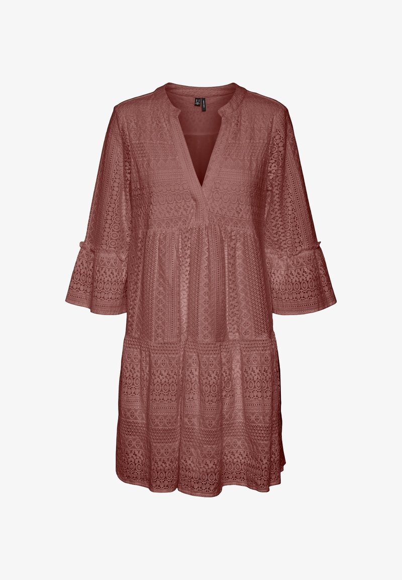 Robe en dentelle rose poudré avec manches évasées trois-quarts, décolleté en V profond et jupe à volants superposés.