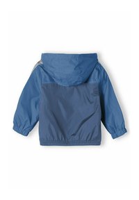 Chaqueta ligera azul con capucha, puños elásticos y dobladillo. Presenta paneles y rayas en contraste a lo largo de los hombros. Fabricada con material suave.