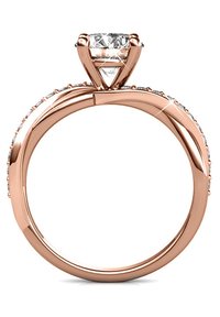 Anello in oro rosa con un diamante prominente in una montatura triangolare, decorato con diamanti più piccoli lungo la fascia per un tocco di scintillio.