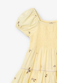 Gelbes Baumwollkleid mit Puffärmeln, gerafftem Oberteil und gestuftem Rock. Mit floraler Stickerei und strukturiertem Tupfenmuster.