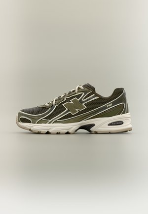 Zapatilla New Balance 740 de color verde oliva con parte superior de malla, detalles en blanco y negro, cordones y suela blanca gruesa con amortiguación ABZORB.