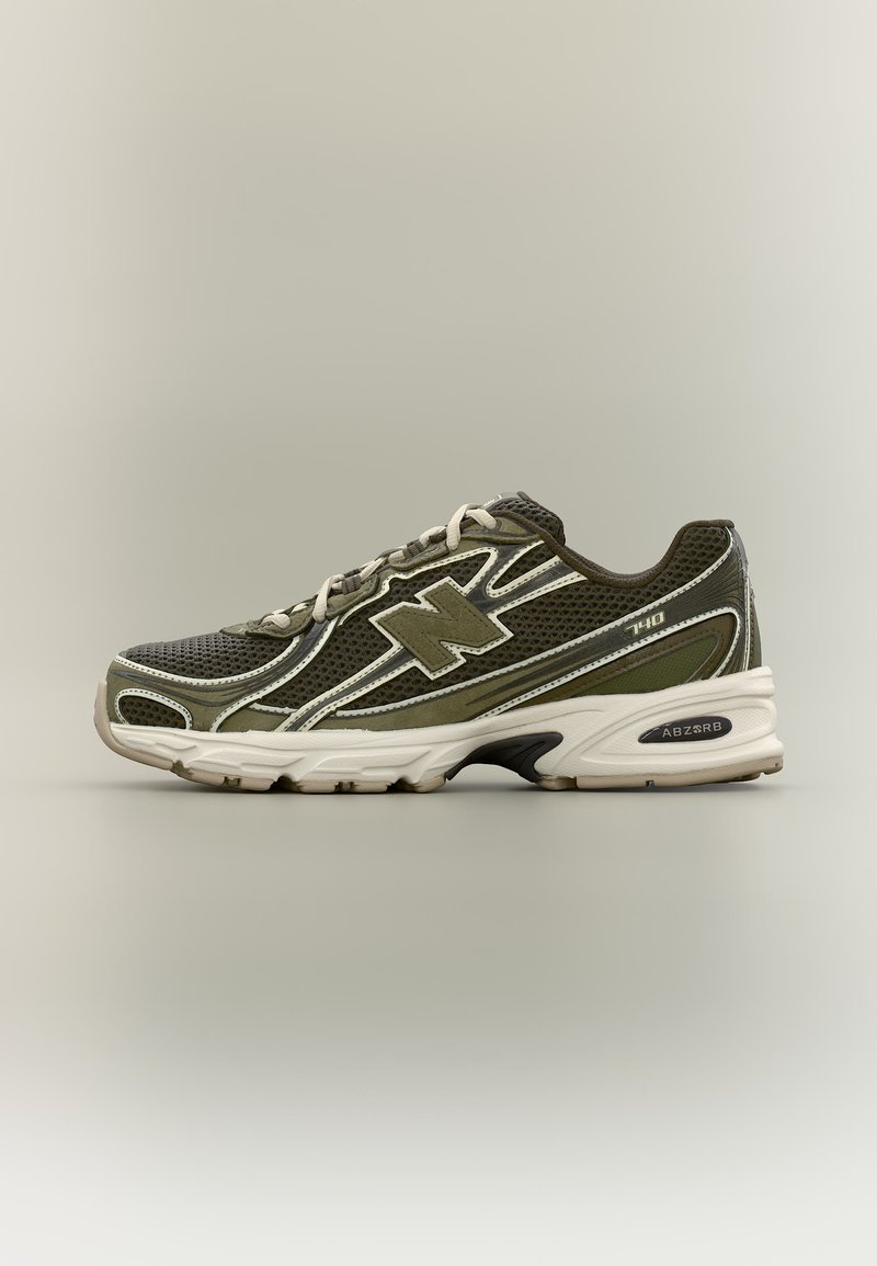 Αθλητικό παπούτσι New Balance 740 σε ελαιώδες πράσινο με επάνω μέρος από δίχτυ, λευκές και μαύρες λεπτομέρειες, κορδόνια και χοντρή λευκή σόλα με απορρόφηση κρούσεων ABZORB.