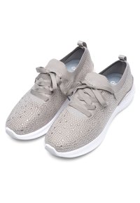 Hellgraue gestrickte Slip-On-Sneaker mit weißen Sohlen, bandähnlichen Schnürsenkeln und kleinen, glänzenden Verzierungen auf dem Stoff.