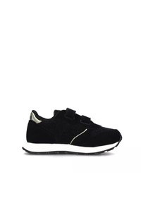 Scarpe sportive nere in suede con finitura testurizzata, dotate di due strap in velcro, una suola intermedia bianca e un accento metallico.