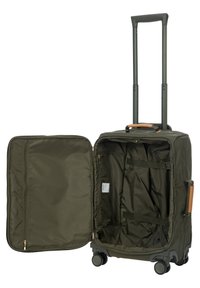 Maleta blanda color verde oliva con mango retráctil, cuatro ruedas y un amplio interior que incluye correas y un compartimento con cremallera.