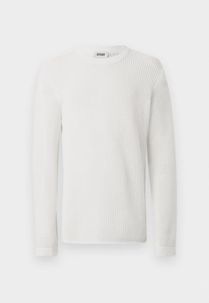 Langermet hvit genser laget av teksturert mesh-stoff med rund hals og ribbestrikkede mansjetter. Enkel og lett design.