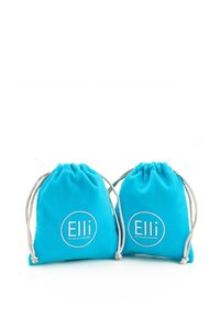 Două pungi turcoaz cu șnur, realizate dintr-un material moale, având un emblemă circulară cu textul "Elli by Julie & Grace" în alb.