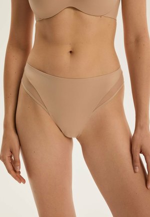 Beżowa bielizna bikini wykonana z gładkiego, elastycznego materiału, z bezszwowym krojem i delikatnymi panelami bocznymi dla komfortu.