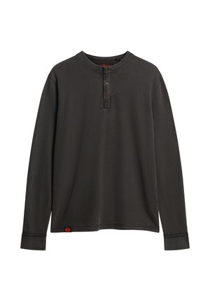 Langärmliges Henley-Shirt in Dunkelgrau, mit fünf Holzknöpfen am Ausschnitt, gerippter Textur und einem leicht abgerundeten Saum mit einem Etikett.