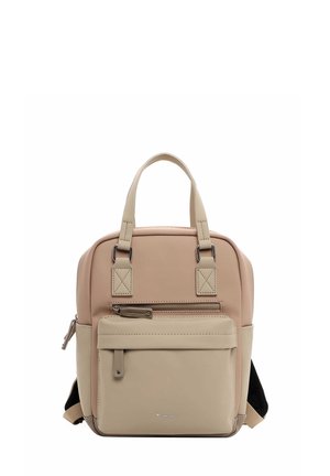Zaino beige e sabbia con maniglie doppie, tasca frontale con zip, spallacci regolabili e una texture liscia. Presenta dettagli di design minimalista.