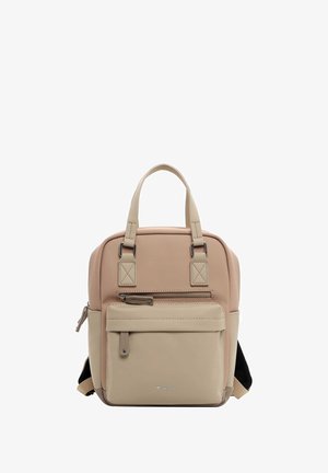 Mochila beige y marrón claro con asas dobles, bolsillo frontal con cremallera, correas ajustables y una textura suave. Presenta detalles de diseño minimalista.