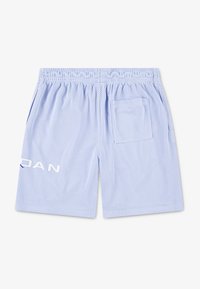 Pantaloni corti a rete blu chiaro con una vestibilità rilassata, fascia elastica in vita e una tasca laterale. Presentano dettagli testuali bianchi sulla gamba sinistra.