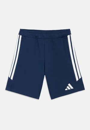 Tamsiai mėlynos atletinės šortai su elastinga juosmens juosta, dviem šoninėmis kišenėmis, baltais akcentiniais dryželiais ir baltu logotipu ant apatinės kairės kojos.