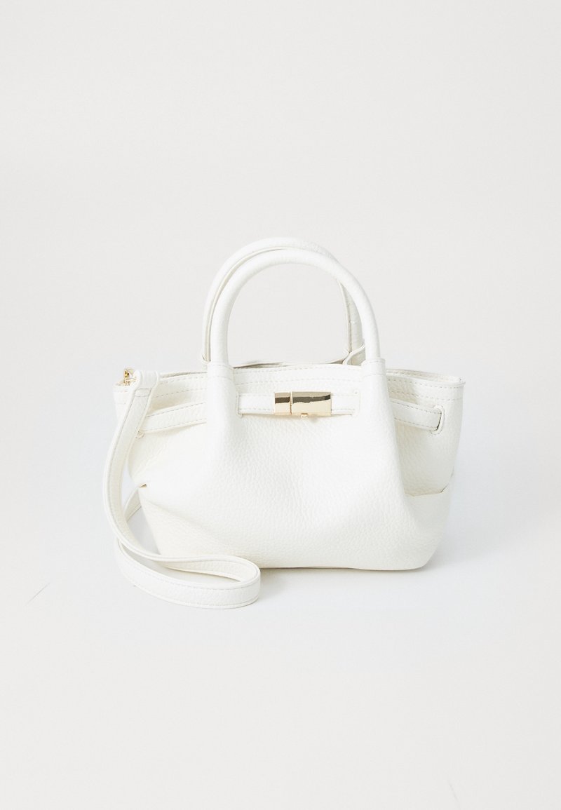 Sac à main en cuir blanc avec deux poignées, une bandoulière amovible et un petit fermoir doré sur le devant.