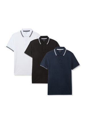 Trzy koszulki polo z kołnierzykiem w kolorach czarnym, białym i granatowym, z kontrastującymi białymi paskami na kołnierzyku i rękawach, wykonane z oddychającego materiału.