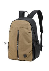 Sac à dos brun et noir en tissu résistant, avec une poche avant zippée, des bretelles ajustables et un design épuré et minimaliste.