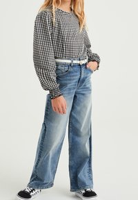 WE Fashion BLUE RIDGE - Flared jeans - blau