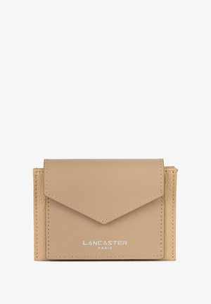 Portafoglio in pelle beige con finitura strutturata, dotato di chiusura a busta e logo "Lancaster Paris" in rilievo color argento.