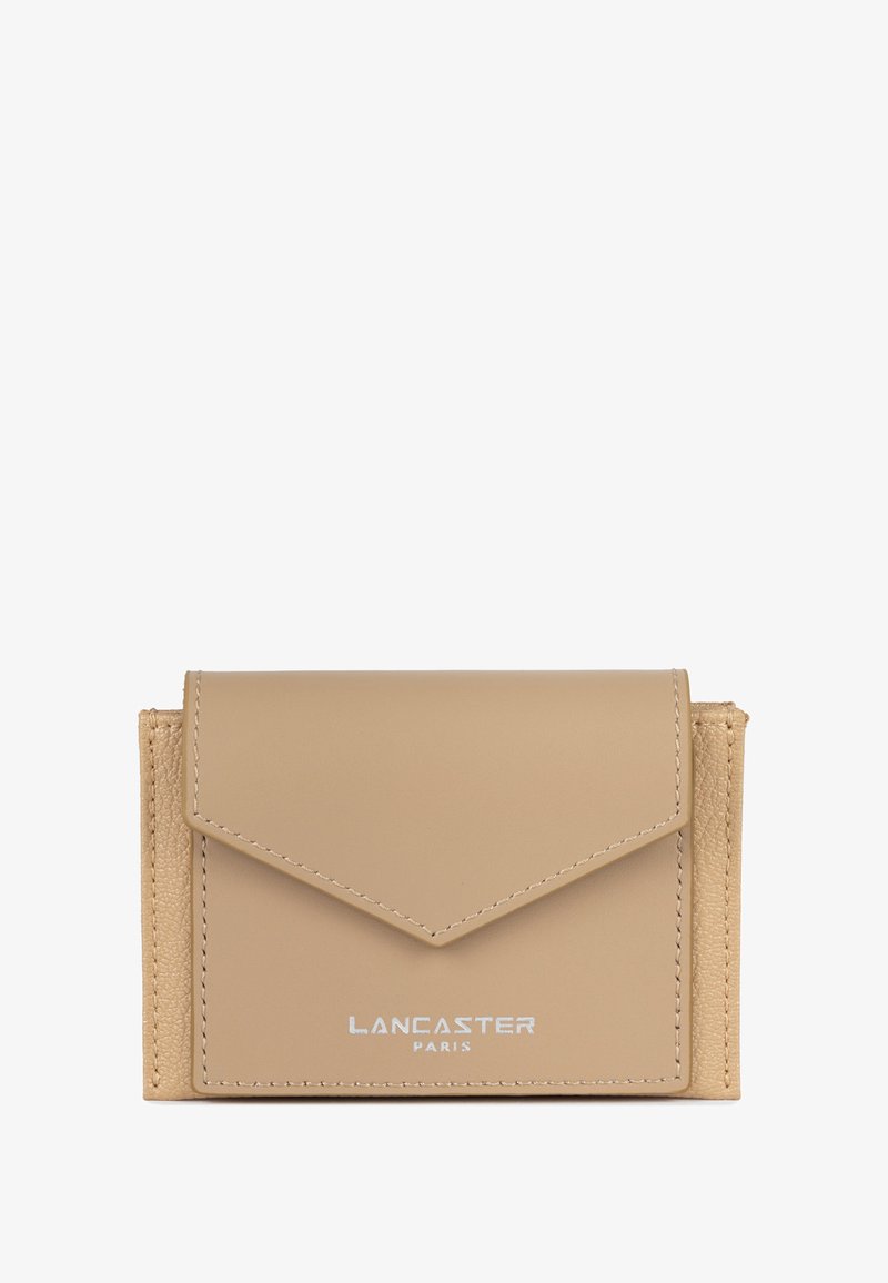 Portafoglio in pelle beige con finitura strutturata, dotato di chiusura a busta e logo "Lancaster Paris" in rilievo color argento.