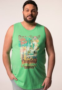 Grön ärmlös bomullstopp med en färgglad grafisk tryck av en bil, palmer och text med retroelement.