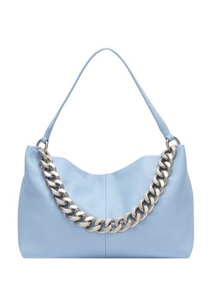 Jasnoniebieska skórzana torebka z szerokim srebrnym łańcuchem z przodu i krótkim paskiem na ramię.