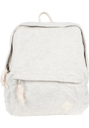 Sac à dos en tissu gris clair avec poche avant, curseurs de fermeture éclair beige et boucle de poignée supérieure, avec un petit patch logo cousu en bas à l'avant.